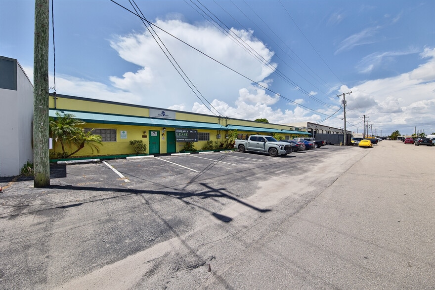 900-950 NE 40th Ct, Oakland Park, FL for lease - Building Photo - Image 2 of 23