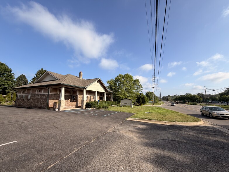 2400 Union Lake Rd, Commerce Township, MI for lease - Building Photo - Image 2 of 11