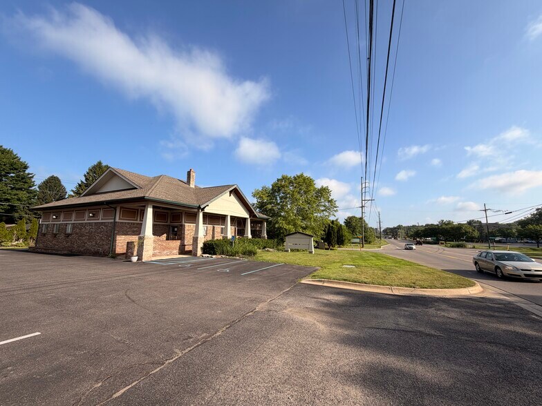 2400 Union Lake Rd, Commerce Township, MI à louer - Photo du bâtiment - Image 2 de 11