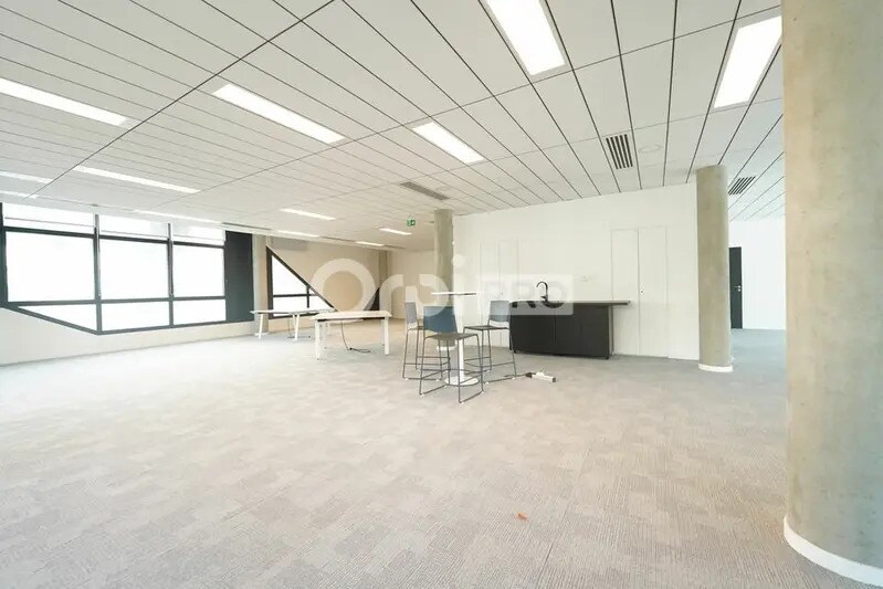 19 Rue Des Rosiéristes, Champagne-au-Mont-d'Or for lease - Interior Photo - Image 3 of 7