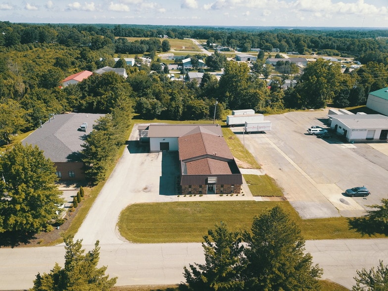 2282 W Industrial Park Dr, Bloomington, IN for lease - Primary Photo - Image 2 of 15