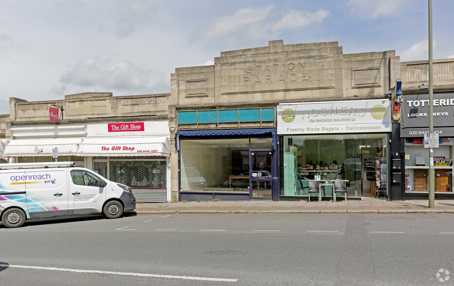 42 Totteridge Ln, Londres à louer - Photo du bâtiment - Image 2 de 2