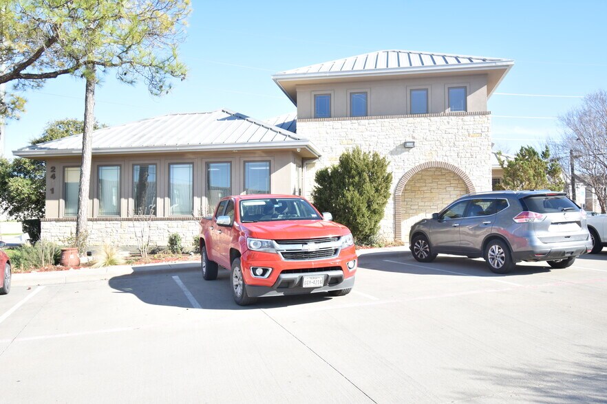 2401 W Oak St, Denton, TX à louer - Photo du bâtiment - Image 3 de 18
