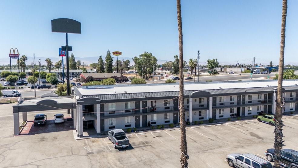 2700 White Ln, Bakersfield, CA à vendre - Photo du bâtiment - Image 3 de 36