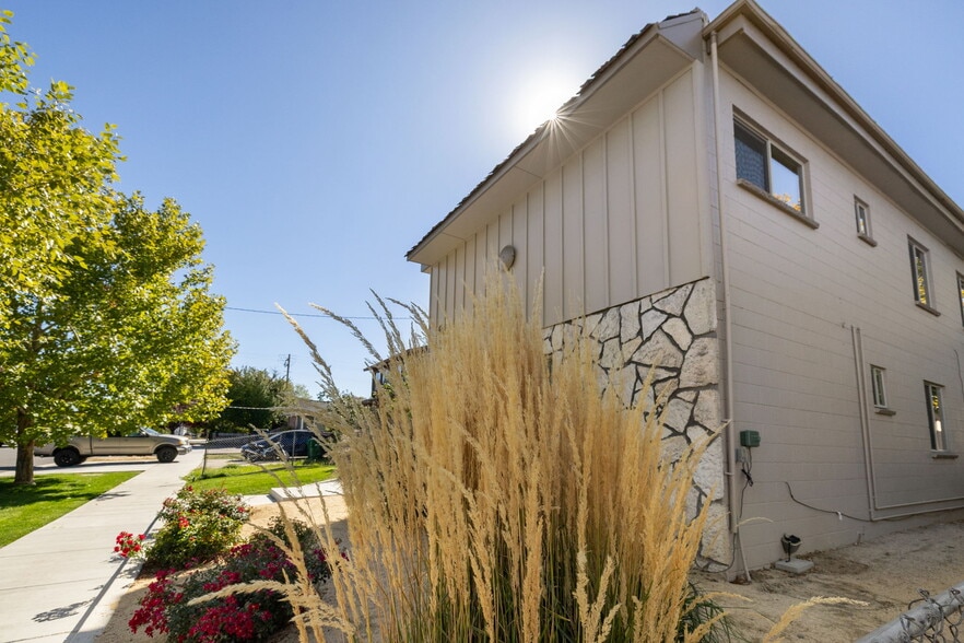 927 and 547 Ralston Street - 17 Units portfolio of 2 properties for sale on LoopNet.ca - Building Photo - Image 2 of 36