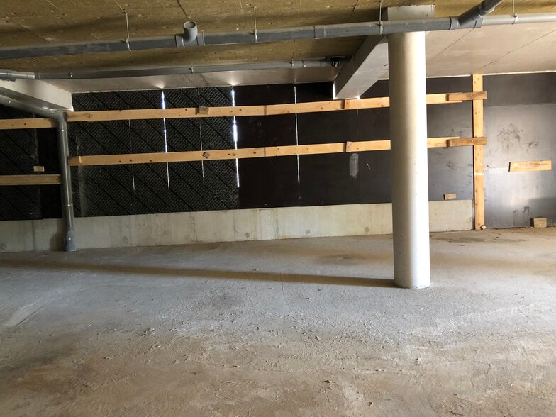 Retail in Brignoles for lease - Building Photo - Image 2 of 3