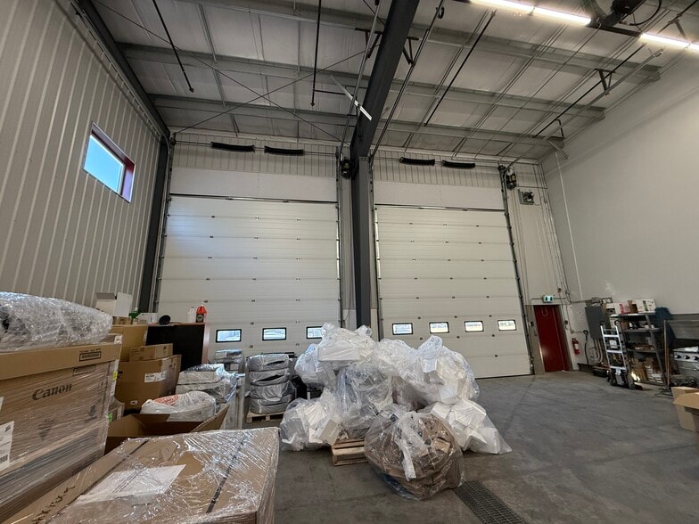 40 Queensland Cres, Red Deer County, AB for lease - Interior Photo - Image 3 of 8