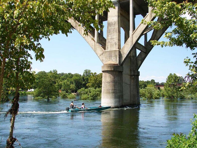 110 Mc Lean Ave, Cotter, AR à vendre - Photo du bâtiment - Image 3 de 36