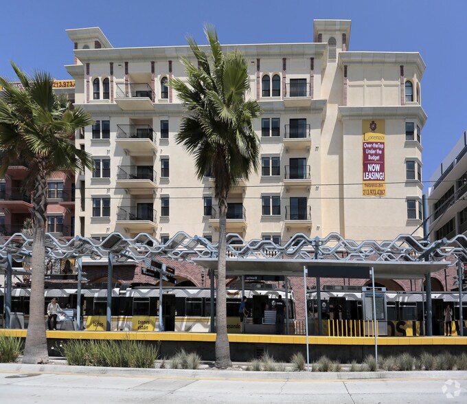 325 W Adams Blvd, Los Angeles, CA à louer - Photo du bâtiment - Image 3 de 4