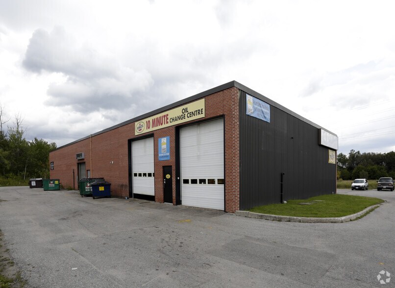 324 Memorial Ave, Orillia, ON à louer - Photo du bâtiment - Image 2 de 2