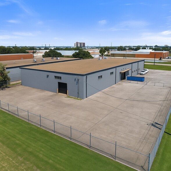 8901 Directors Row, Dallas, TX for lease - Building Photo - Image 2 of 3