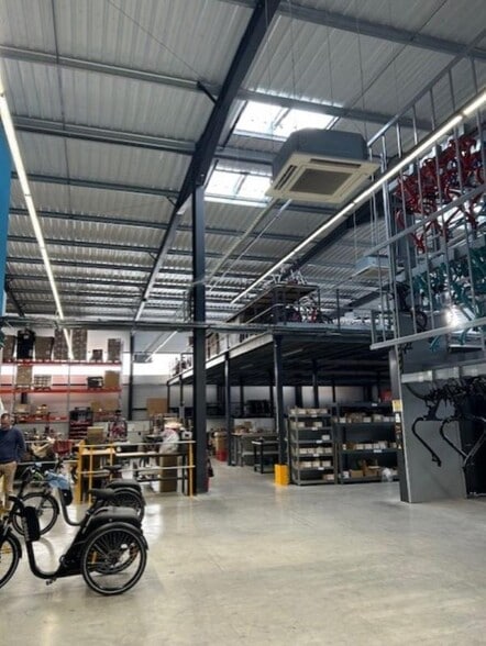Flex in Miramas for lease - Building Photo - Image 3 of 6