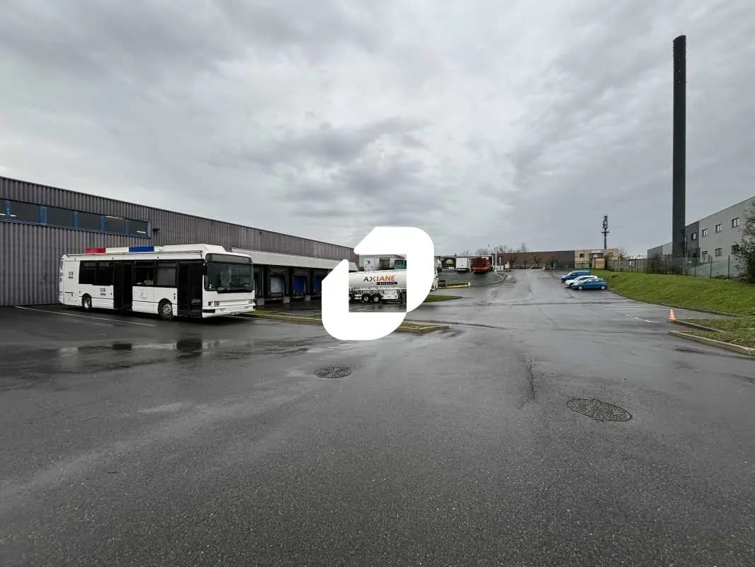 Flex in Égly for lease Building Photo- Image 1 of 18