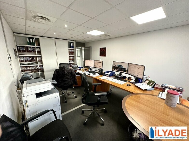 Office in La Ciotat for lease - Interior Photo - Image 2 of 14