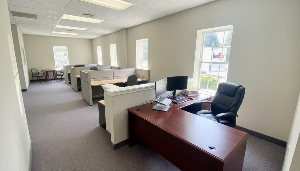 77 Broadway, Amityville, NY à louer - Photo du bâtiment - Image 2 de 7