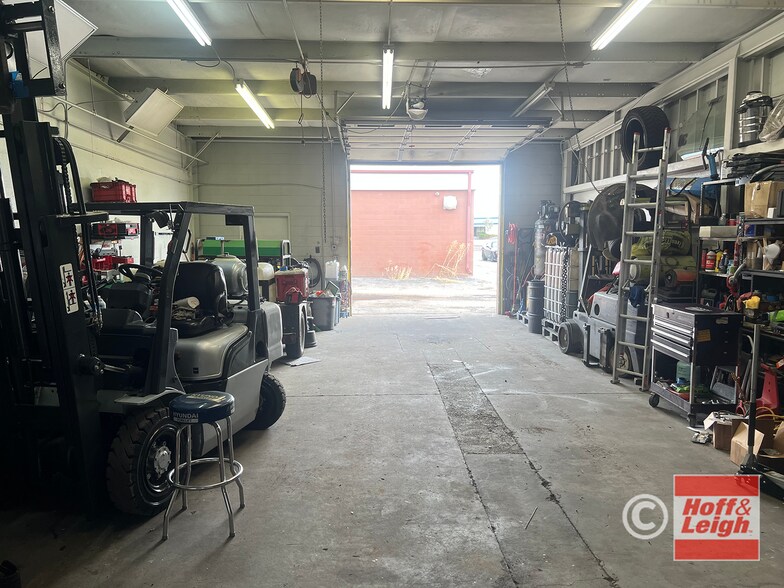 East Smith Drive Properties portefeuille de 2 propriétés à vendre sur LoopNet.ca - Photo intérieure - Image 3 de 12