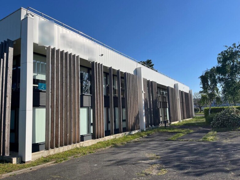 17 Rue Des Oziers, SAINT-OUEN-L'AUMONE for lease - Building Photo - Image 2 of 19