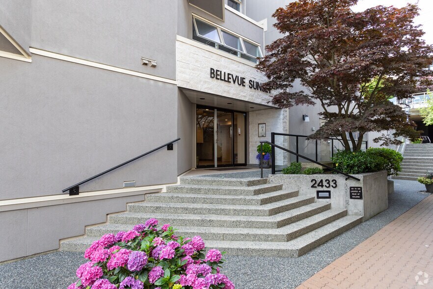 2433 Bellevue Ave, West Vancouver, BC à vendre - Photo du bâtiment - Image 2 de 5
