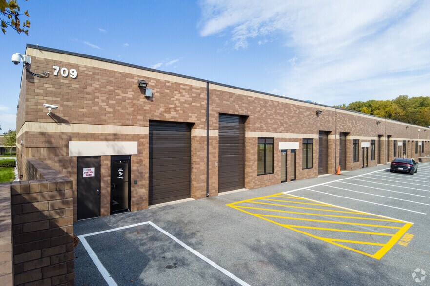 709 Digital Dr, Linthicum, MD à louer - Photo du bâtiment - Image 1 de 4