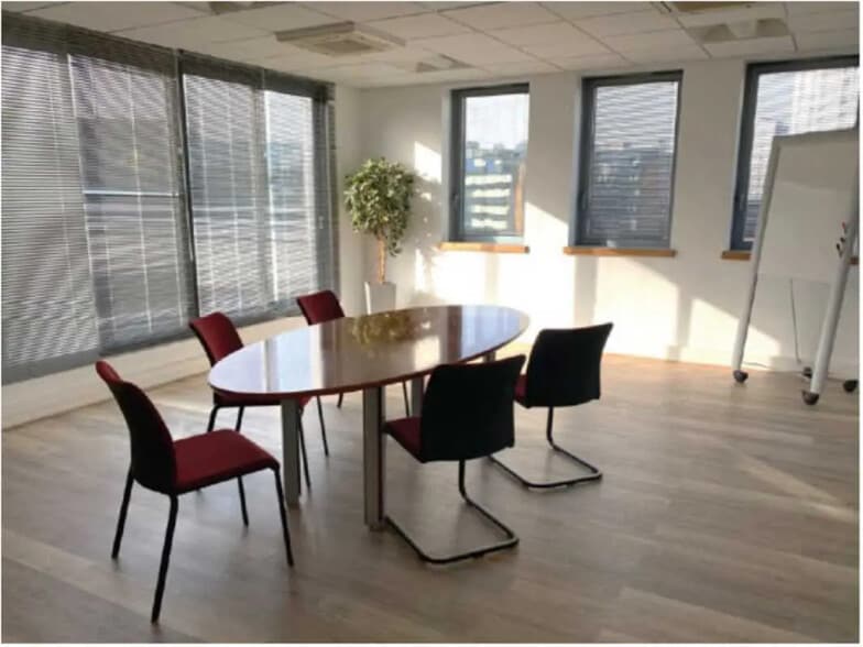 Flex in Nanterre for lease - Interior Photo - Image 3 of 5