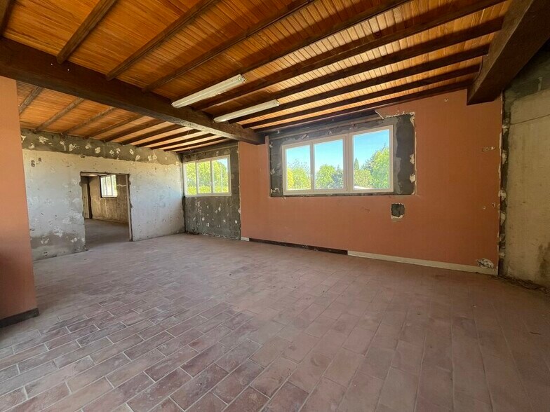Retail in Arles for sale - Interior Photo - Image 2 of 7