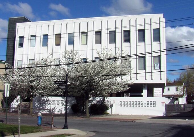 211 Broadway, Lynbrook, NY à louer - Photo du bâtiment - Image 1 de 3