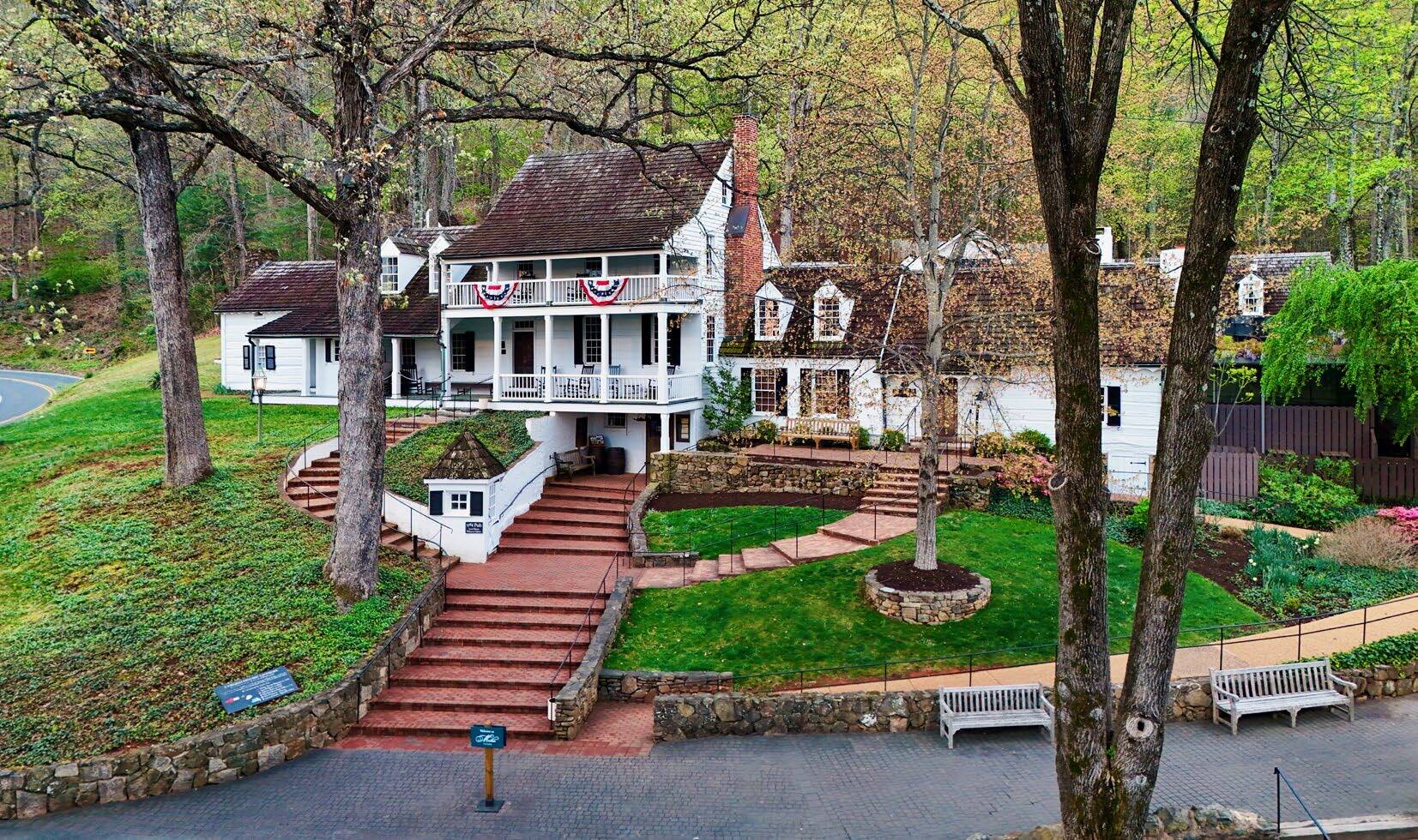 683 Thomas Jefferson Pky, Charlottesville, VA à vendre Photo du bâtiment- Image 1 de 37