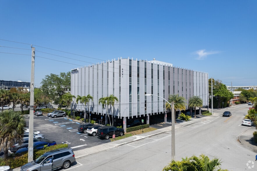 5901 SW 74th St, Miami, FL for lease - Building Photo - Image 3 of 11