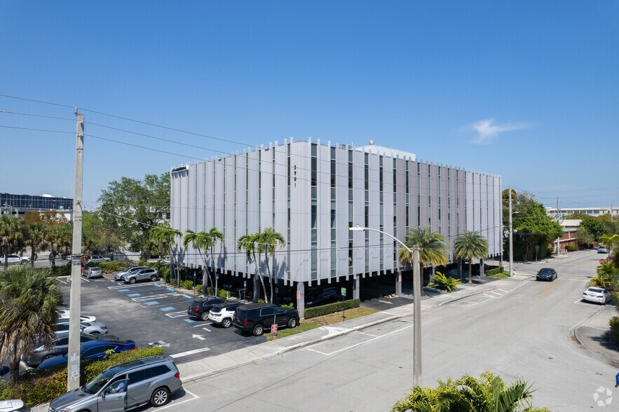 5901 SW 74th St, Miami, FL à louer - Photo du bâtiment - Image 3 de 11