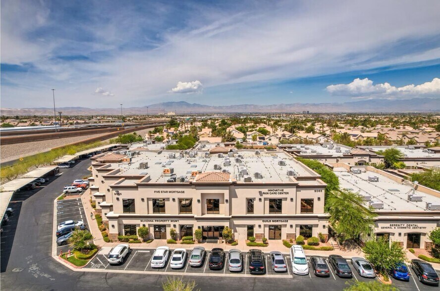 9005 S Pecos Rd, Henderson, NV à louer - Photo du bâtiment - Image 3 de 12