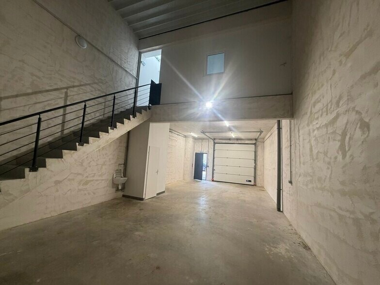 Flex in Neuville-sur-Saône for lease - Interior Photo - Image 3 of 12