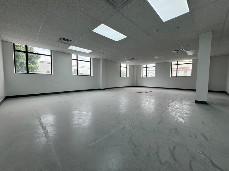 60-11 60th St, Flushing, NY for lease - Interior Photo - Image 3 of 20