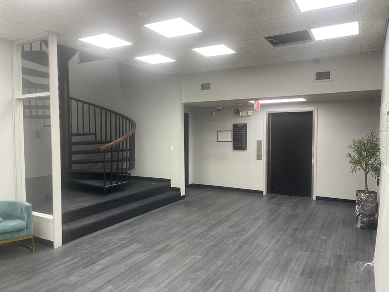 7960 Baymeadows Way, Jacksonville, FL for lease - Lobby - Image 2 of 16