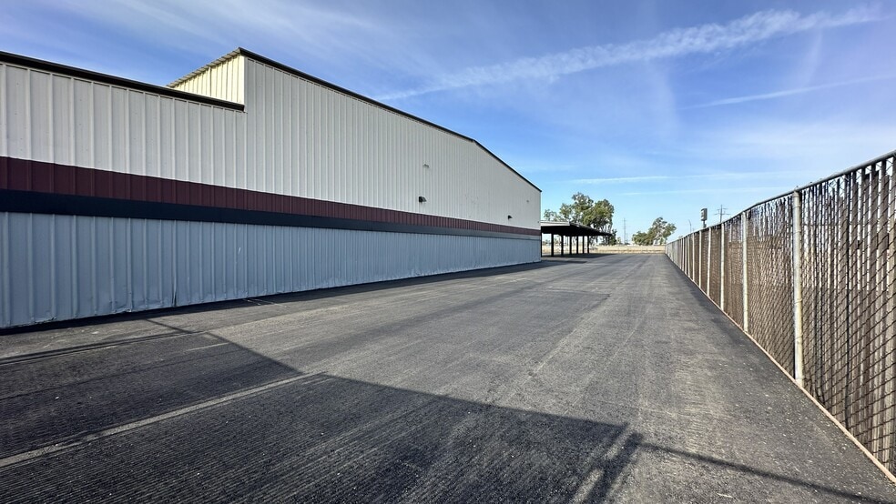 3251 N Ad Art Rd, Stockton, CA for lease - Building Photo - Image 2 of 9