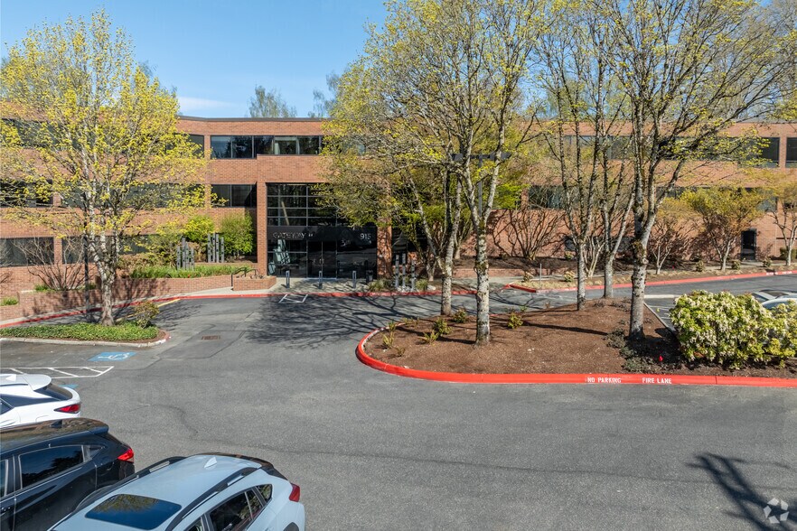 915 118th Ave SE, Bellevue, WA à louer - Photo du bâtiment - Image 3 de 6