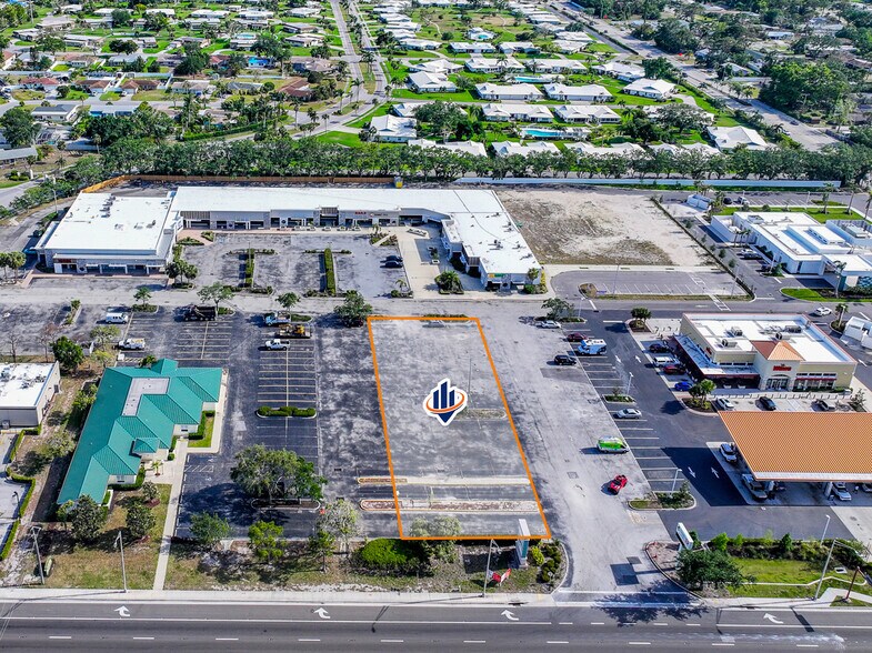 7405 Manatee Ave W, Bradenton, FL à louer - Photo du bâtiment - Image 2 de 8