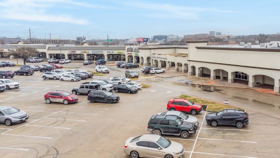 11613-11617 N Central Expy, Dallas, TX for lease - Building Photo - Image 1 of 19