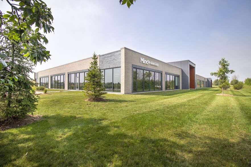 12200 N Corporate Pky, Mequon, WI à louer - Photo du b timent - Image 1 de 20