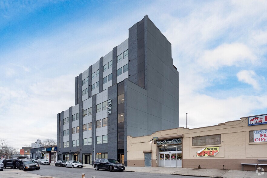 2250 59th St, Brooklyn, NY à louer - Photo du bâtiment - Image 2 de 11