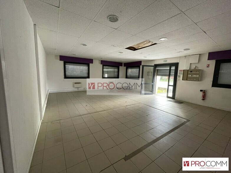 Retail in Chartres for lease - Interior Photo - Image 2 of 7