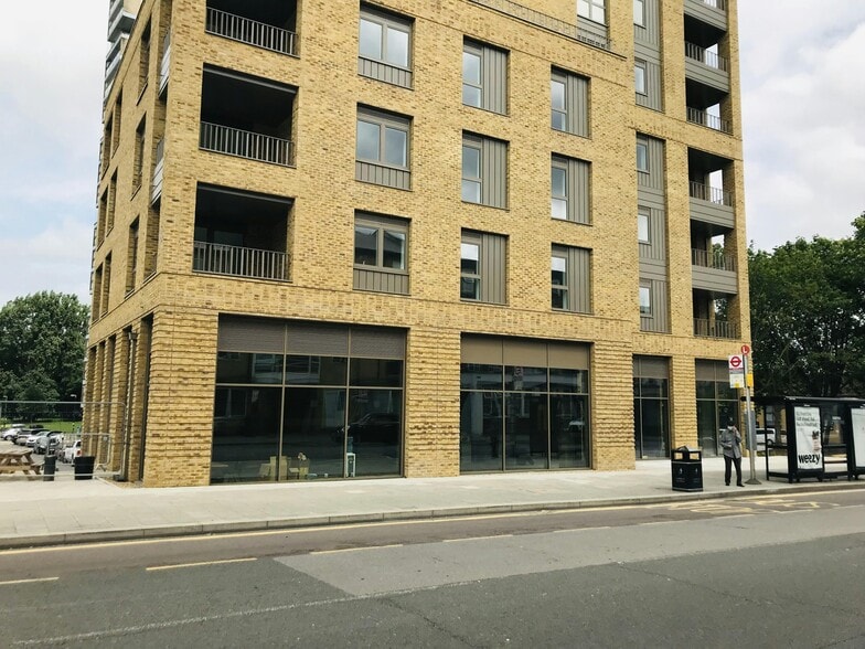 416 Wandsworth Rd, London for lease - Building Photo - Image 1 of 4