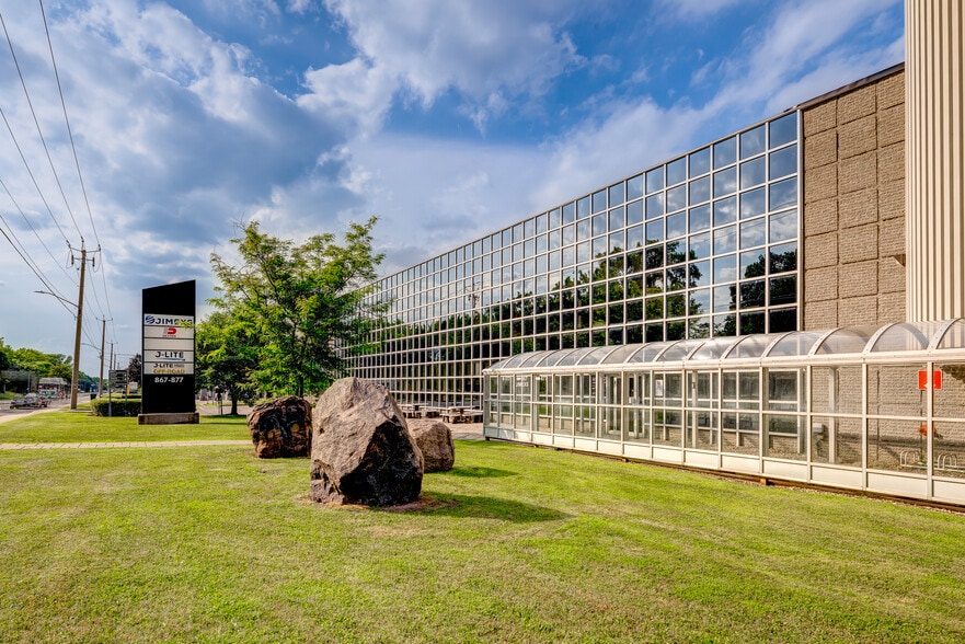 867-877 Boul Jean-Paul-Vincent, Longueuil, QC à louer - Photo du bâtiment - Image 2 de 15