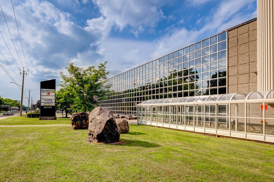 867-877 Boul Jean-Paul-Vincent, Longueuil, QC à louer - Photo du bâtiment - Image 2 de 3