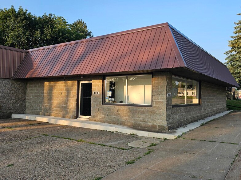 321 W Clifton St, Tomah, WI à vendre - Photo du bâtiment - Image 2 de 7