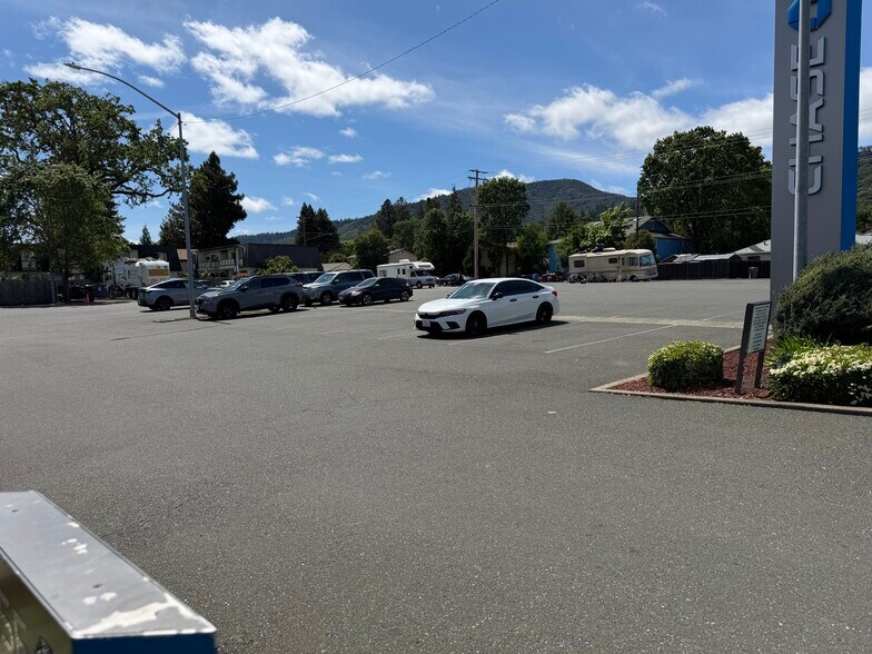 710 S State St, Ukiah, CA à louer - Photo du bâtiment - Image 2 de 5
