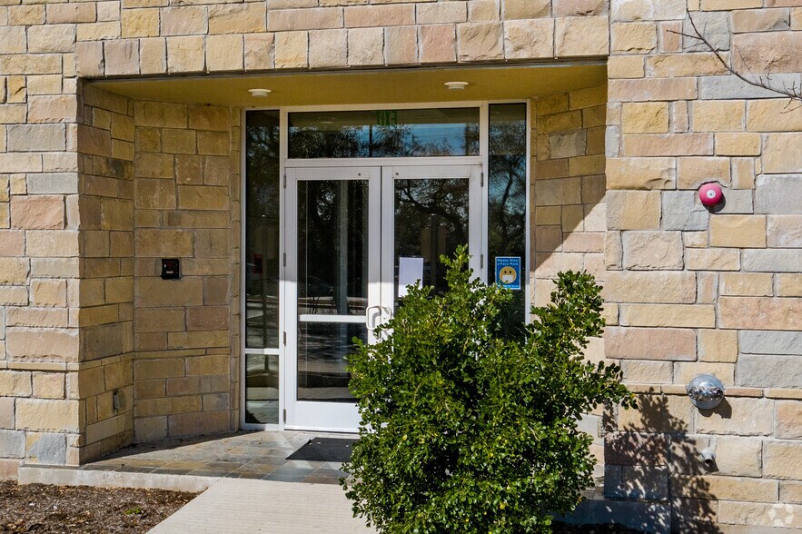 5920 W William Cannon Dr, Austin, TX à louer - Photo du bâtiment - Image 3 de 9