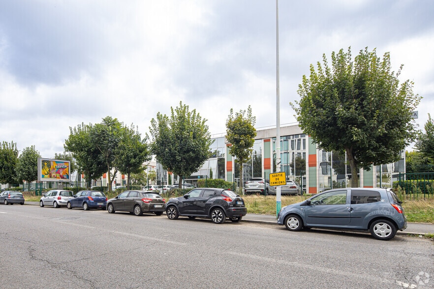 Flex in Gennevilliers for lease - Building Photo - Image 2 of 2