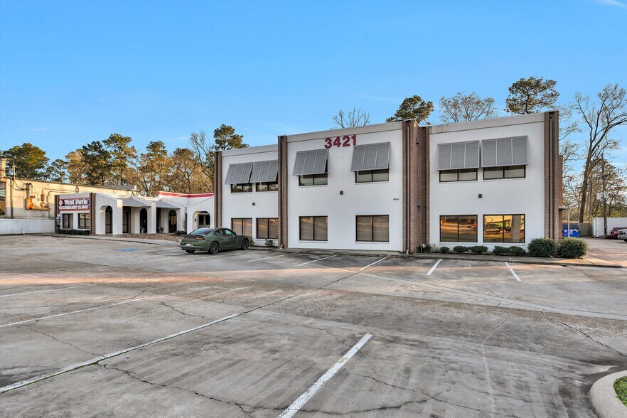 3421 W Davis St, Conroe, TX à louer - Photo du bâtiment - Image 1 de 30