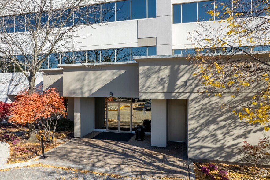 2121 Argentia Rd, Mississauga, ON à louer - Photo du bâtiment - Image 3 de 5