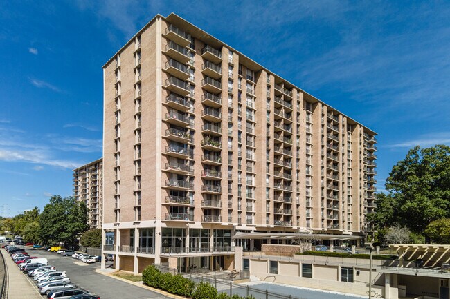 More details for 4600 S Four Mile Run Dr, Arlington, VA - Multifamily for Sale